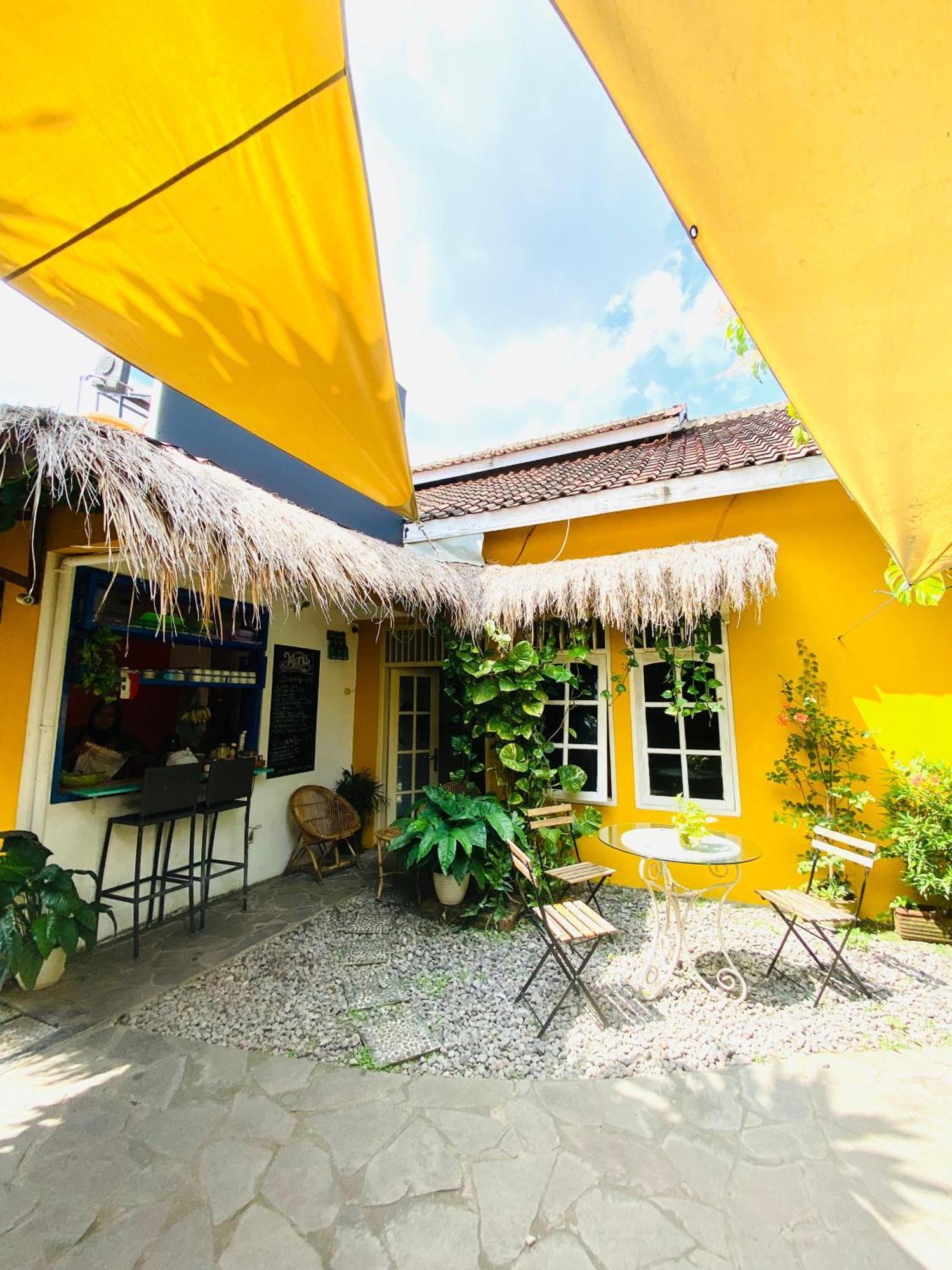 Viavia Guesthouse Yogyakarta Exterior photo